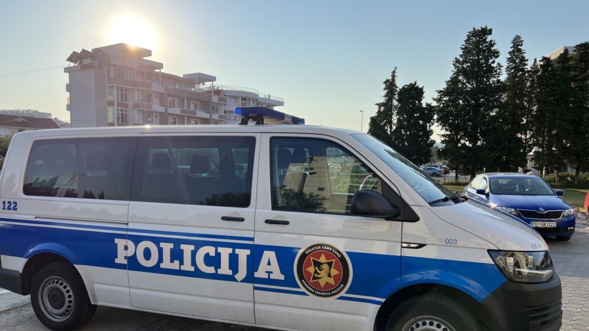 TROJICA MLADIĆA BRUTALNO TUKLA MUŠKARCA Među njima bio i maloletnik: Kada je pao na beton nastavili da ga šutiraju