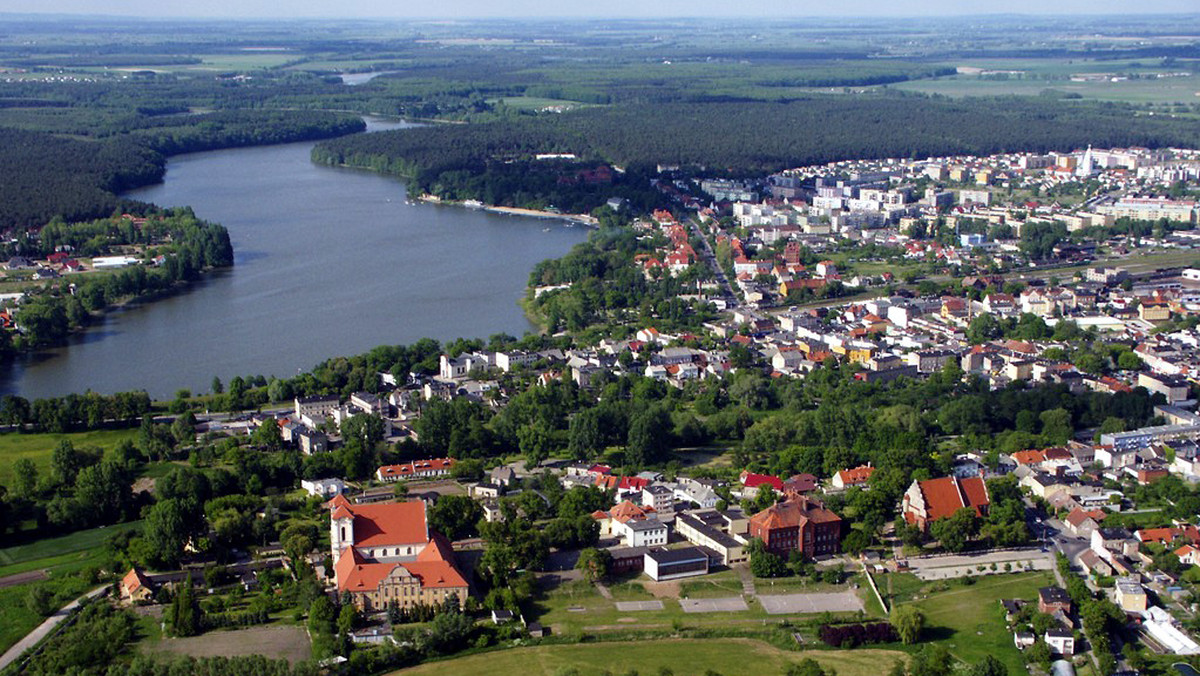 Pałuki rozpościerają się na pograniczu Wielkopolski, Pomorza i Kujaw, pomiędzy Notecią a Wełną. Dumne z prastarej historii, rozkochane we własnym krajobrazie, zapatrzone w tafle 130 jezior.