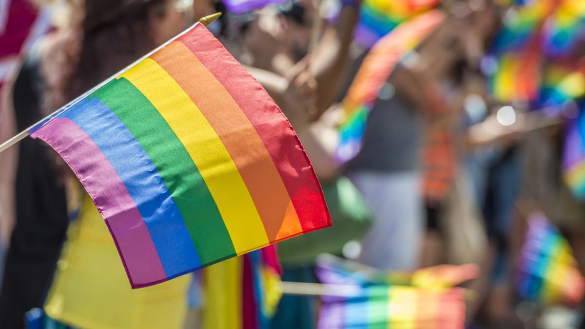 Stanowisko wyrażające "sprzeciw wobec prób wprowadzania ideologii LGBT do lokalnej wspólnoty samorządowej", przyjęli podczas wczorajszej sesji radni powiatu kieleckiego.
