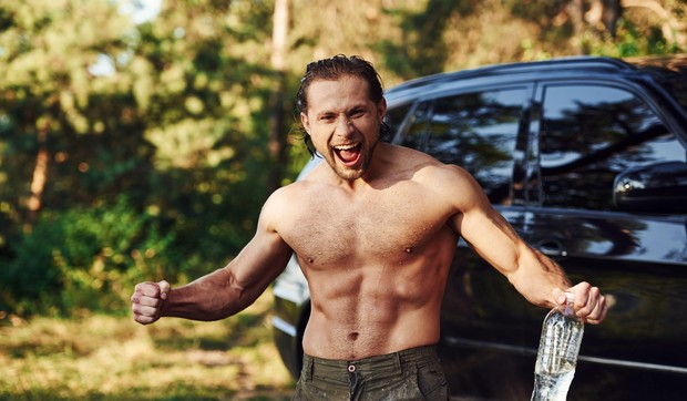 Nag muškarac pored kola - ilustracija