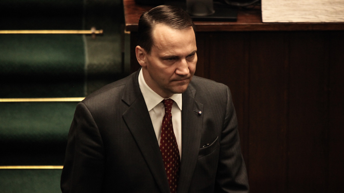 Szef MSZ Radosław Sikorski spotkał się z szefową frakcji Zielonych w Parlamencie Europejskim, niemiecką europosłanką Rebeccą Harms. Rozmowa dotyczyła m.in. listopadowego szczytu Partnerstwa Wschodniego i możliwości podpisania umowy stowarzyszeniowej z UE przez Ukrainę.