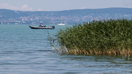 Bevezették a Balatont a Magyar Nemzeti Bank konferenciaközpontjába: csónakkikötőből lett medence partján lehet pihenni