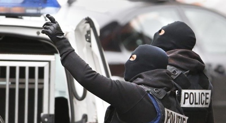 Belgian police stage a raid, in search of suspected muslim fundamentalists linked to the deadly attacks in Paris, in the Brussels suburb of Molenbeek, November 16. 2015.    REUTERS/Yves Herman