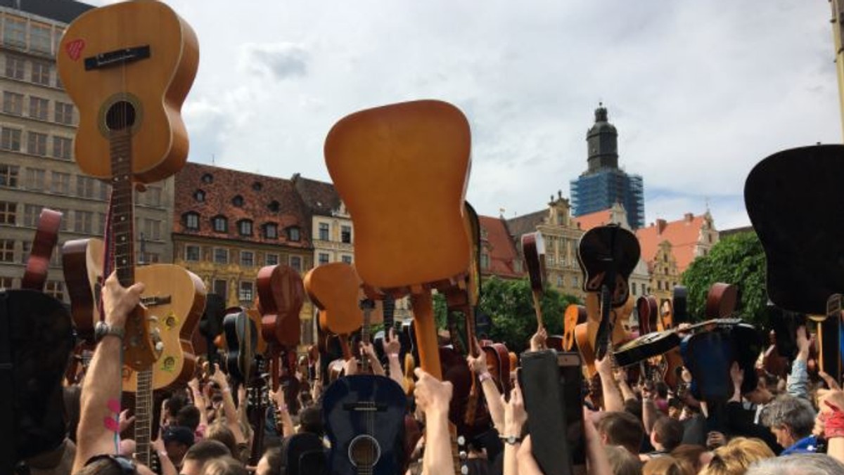 Miłośnikom gitarowych dźwięków, zgromadzonym dziś na wrocławskim Rynku, udało się pobić ustanowiony w 2016 r. gitarowy Rekord Guinnessa. "Hey Joe" zagrało wspólnie 7411 gitarzystów; to o 55 więcej niż dwa lata temu.