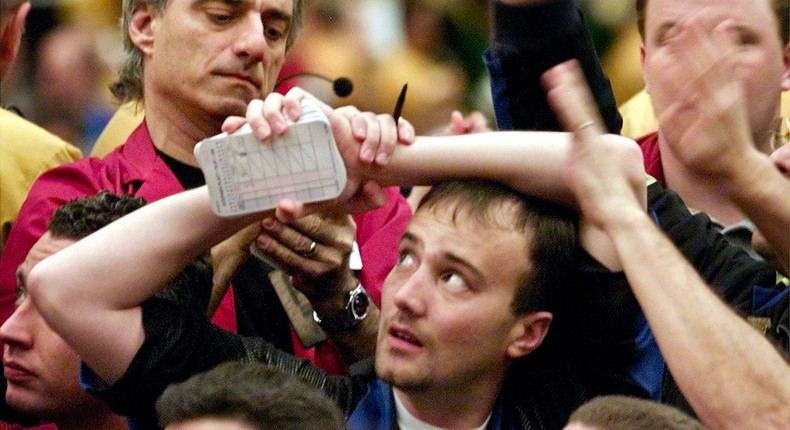 A trader in the Nasdaq 100 stock index futures pit at the Chicago Mercantile Exchange watches prices for electronic dealings in the contract November 22, 2000.Reuters