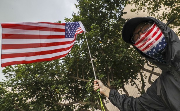 Protesty w Hongkongu. Do stacji metra wrzucono koktajle Mołotowa