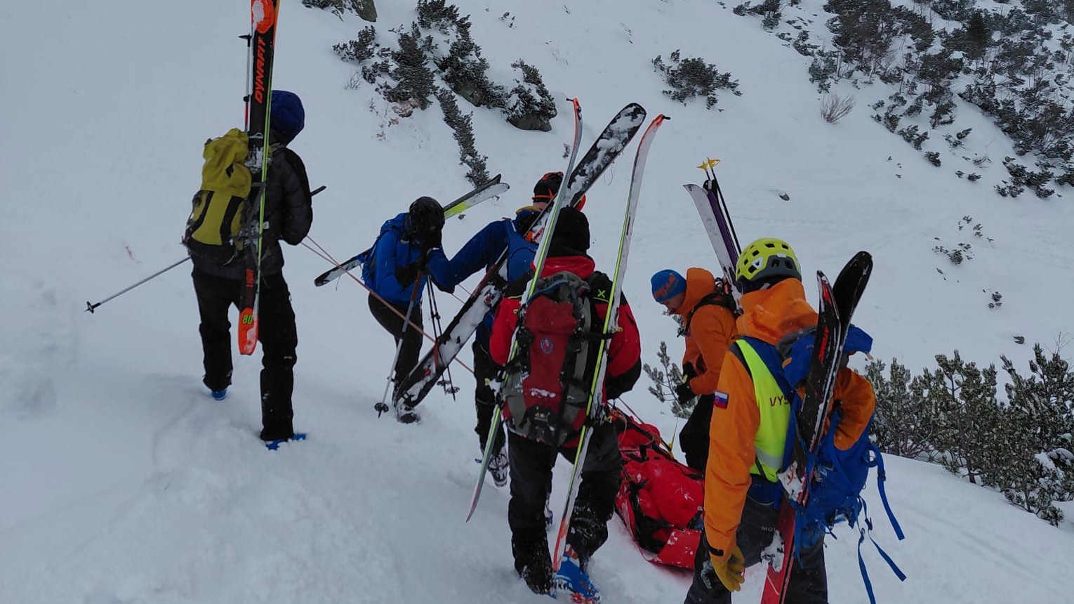 Skupina skialpinistov bola svedkom pádu menšej doskovej lavíny.
