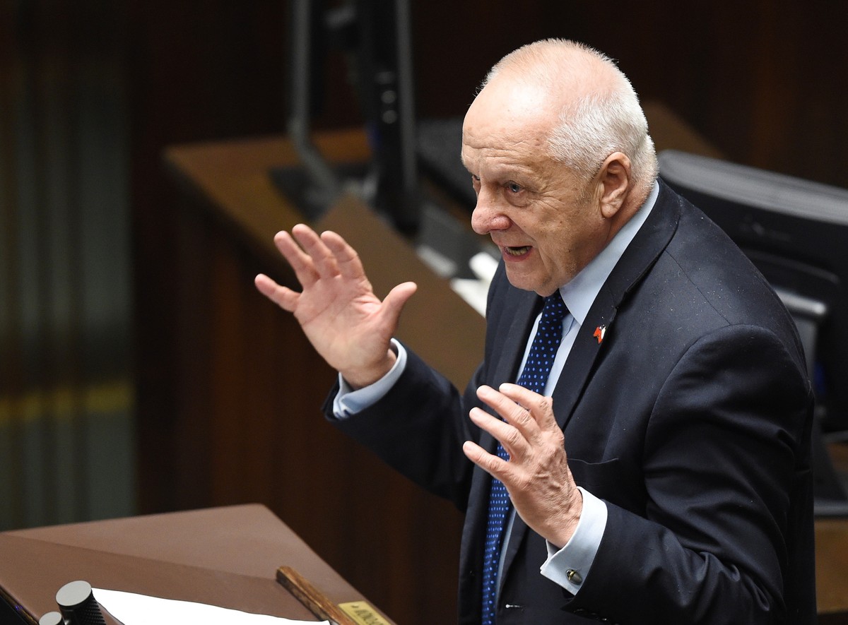 "Polityka PiS jest w gruncie rzeczy polityką antyunijną, antyeuropejską" - ocenił Niesiołowski