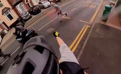 Sześcioosobowy gang zaatakował Polaka w Wielkiej Brytanii. Obronił się. NAGRANIE robi furorę