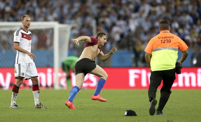 Półnagi kibic wtargnął na murawę w czasie finału mundialu
