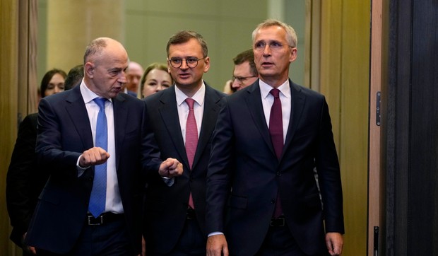 Ukrajinski ministar spoljnih poslova Dmitro Kuleba (C) i generalni sekretar NATO Jens Stoltenberg (D) na Savetu NATO-Ukrajina u Briselu 29. novembra