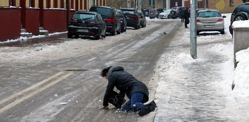 Poślizgnęła się na chodniku w Warszawie. Dostała ponad 80 tys. zł