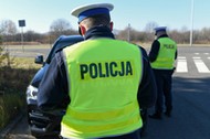 Policja. Policjanci podczas kontroli drogowej