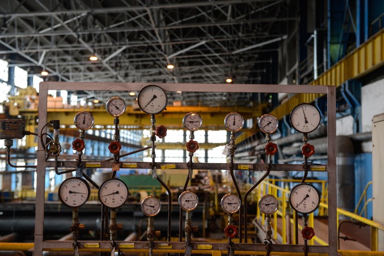 W elektrociepłowni Siekierki są trzy bloki ciepłownicze, każdy o mocy 105 MW, oraz jeden blok kondensacyjny z upustem ciepłowniczym o mocy 125 MW. Cztery kotły parowe i pięć turbin tworzą część kolektorową. W rezerwie zimowej pozostają dodatkowe jednostki, czyli sześć kotłów wodnych. W 2009 do eksploatacji dopuszczony został największy w Polsce akumulator ciepła o pojemności 30 tys. ton wody sieciowej. <br><br> fot. (mgo) PAP/Jakub Kamiński