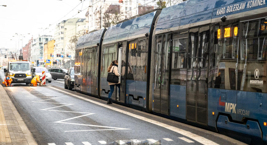 Wyniesienie jezdni m.in. ułatwia wsiadanie do tramwajów.