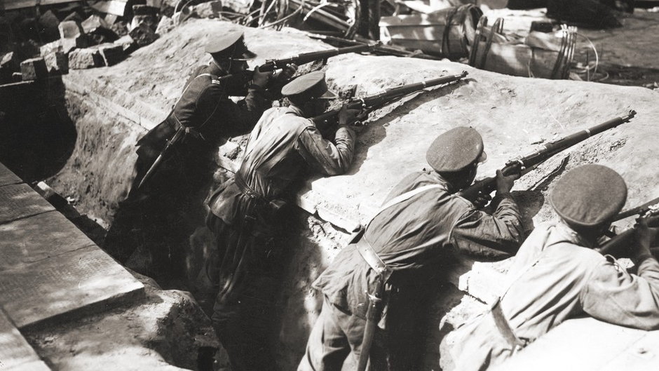 Żołnierze 7 pułku ułanów w okopach pod Belwederem