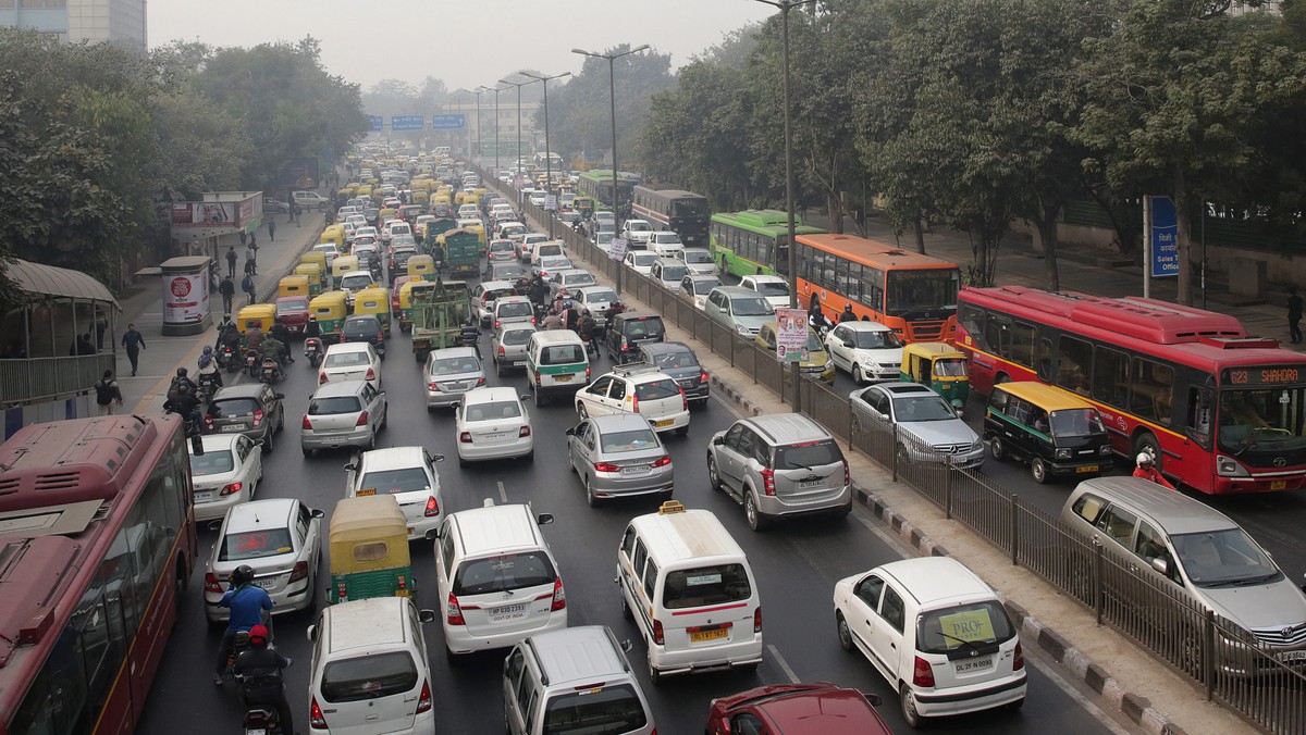 Delhi, najbardziej zanieczyszczone miasto świata, podjęło desperacką próbę walki z truciznami, którymi same się zabija. Na początek stołeczne władze wprowadziły reglamentację miejsca na swoich ulicach.