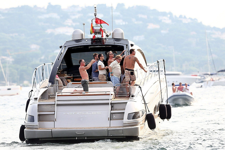 Elton John pokazał pośladki Michaelowi Caine na jachcie w St. Tropez (fot. Agencja BE&amp;W)