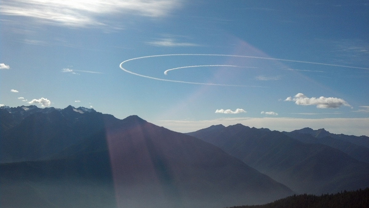 Toksyczne opryski czy zwykłe smugi kondensacyjne? Czym (i czy) są chemtrails?