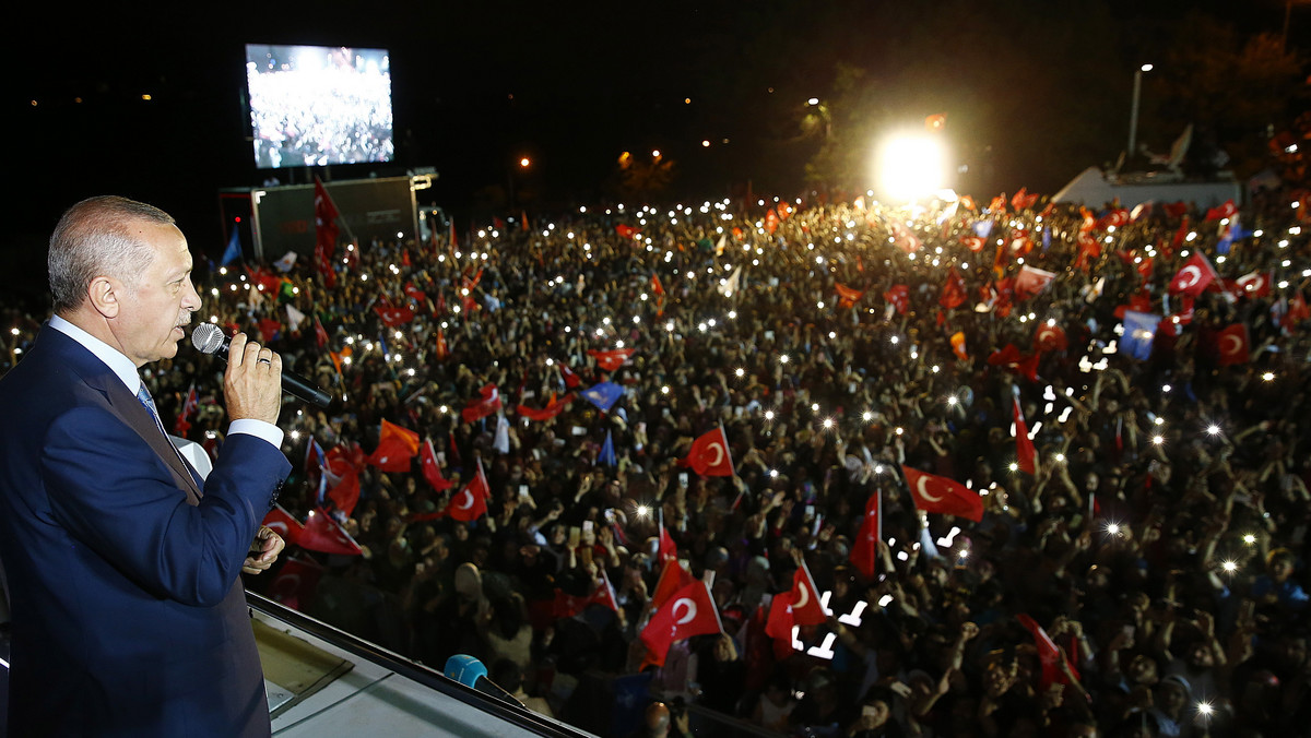 Recep Tayyip Erdogan uzyskał ponad 50 proc. głosów w wyborach prezydenckich w Turcji i wygrał je w pierwszej turze. Oficjalne wyniki podała już turecka komisja wyborcza.