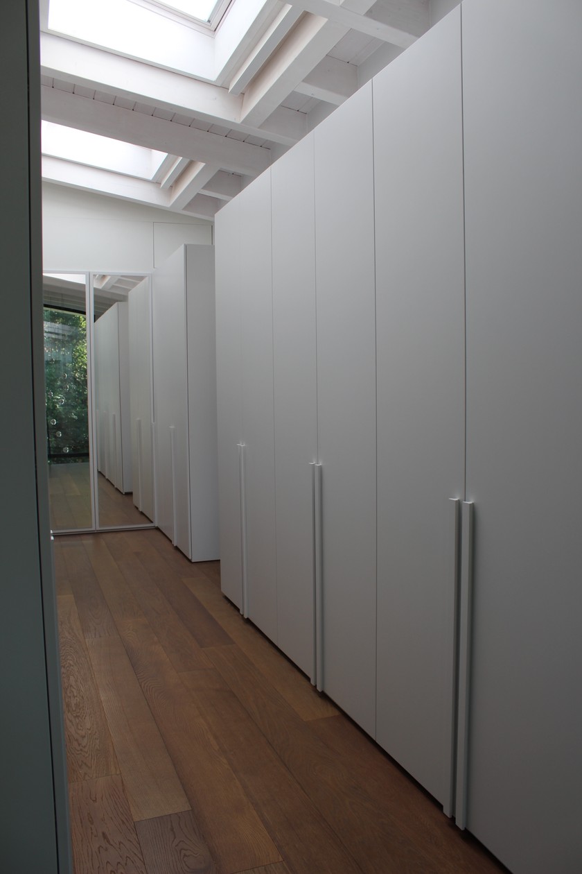 Auch im Obergeschoss gibt es genügend Stauraum für alle Kleider. «Ich habe es nach Winter- und Sommerkleidung unterteilt. Cedric hat weiterhin etwas Platz», gesteht Aliette Wilmotte schmunzelnd. 