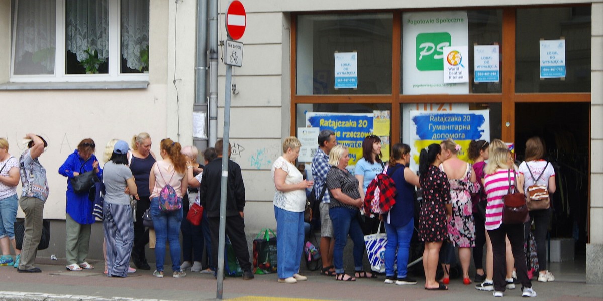 Kolejka uchodzcow wojennych z Ukrainy do Punktu Pomocy Humanitarnej.