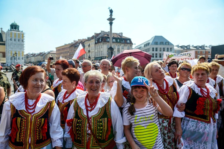 Tłumy przed Pałacem Prezydenckim