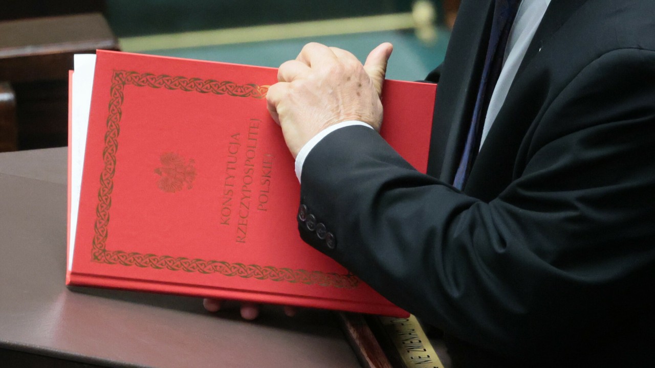 Konstytucja z 1997 r. do zmiany? Polacy zabrali głos [SONDAŻ]