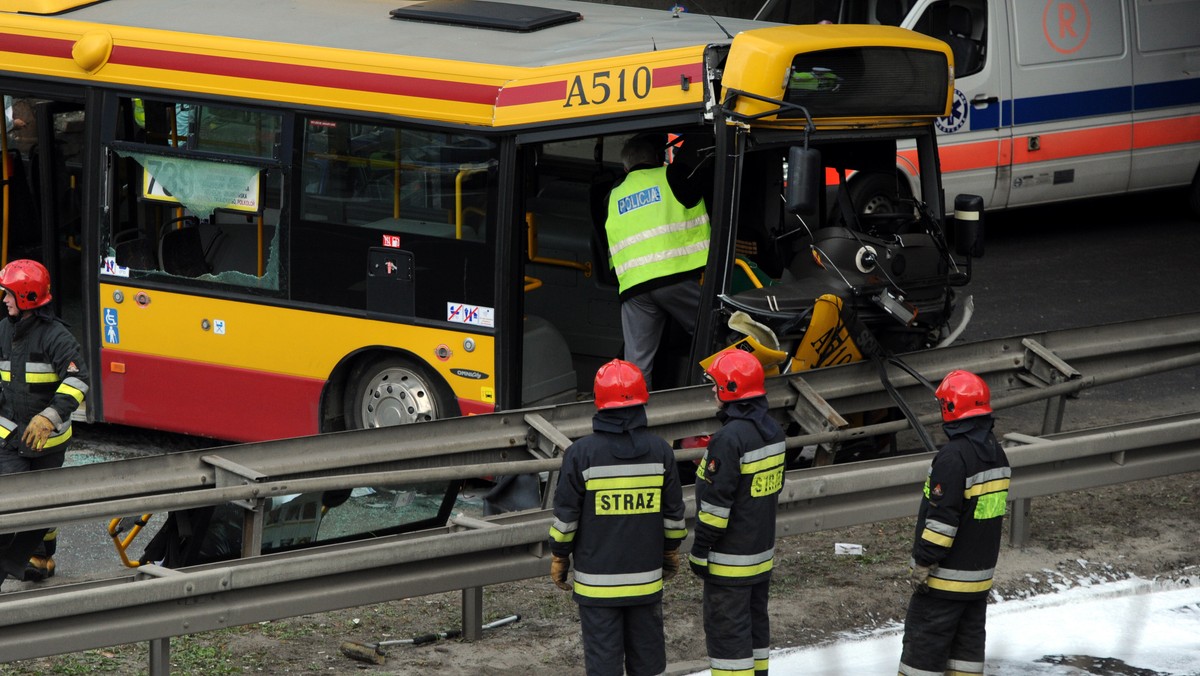 30 osób, w tym sześcioro dzieci i nastolatkę, przewieziono do szpitali po sobotnim wypadku autobusu na warszawskim Mokotowie. Najciężej ranny został kierowca, ale jego życiu - według lekarzy - nie zagraża jednak niebezpieczeństwo.