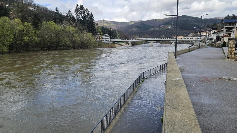 Poplavljeni kej i šetalište u Prijepolju nakon izlivanja Lima