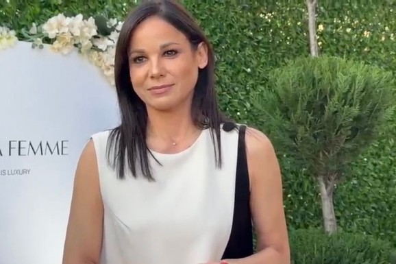 "PLAŠIM SE DA NE UPADNEM U BAZEN, NEPRIJATNO MI JE" Glumica i reperka prošetale pistom KRAJ VODE: Evo kako su se snašle (VIDEO)