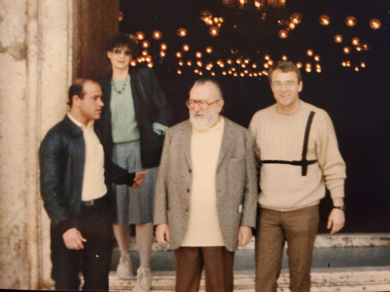 Maciej Góraj (pierwszy z prawej)  i Sergio Leone (w środku), zdjęcie z prywatnego archiwum