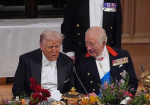 Donald Tramp i kralj Čarls tokom posete Trampa Britaniji 2025.