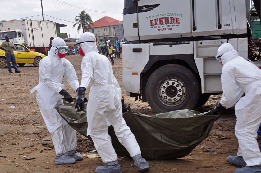 Środki bezpieczeństwa przy postępowaniu z ciałami zmarłych na ebolę w Liberii.