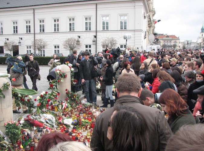 Tłumy ludzi przed Pałacem Prezydenckim