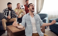 Kibicowanie zmniejsza poczucie samotności, zwiększa poczucie sensu życia i...