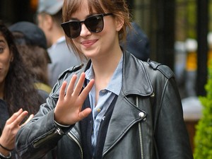 Dakota Johnson és a pasija összeöltöztek rocksztárpárnak