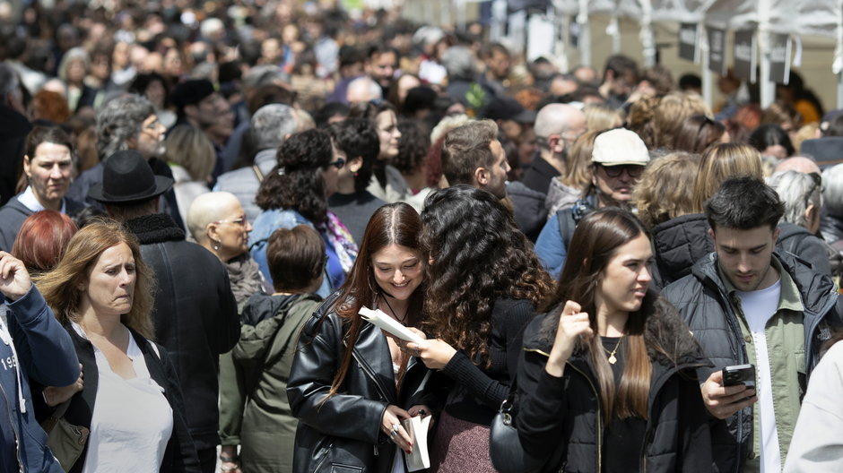 Mieszkańcy Barcelony podczas święta Sant Jordi