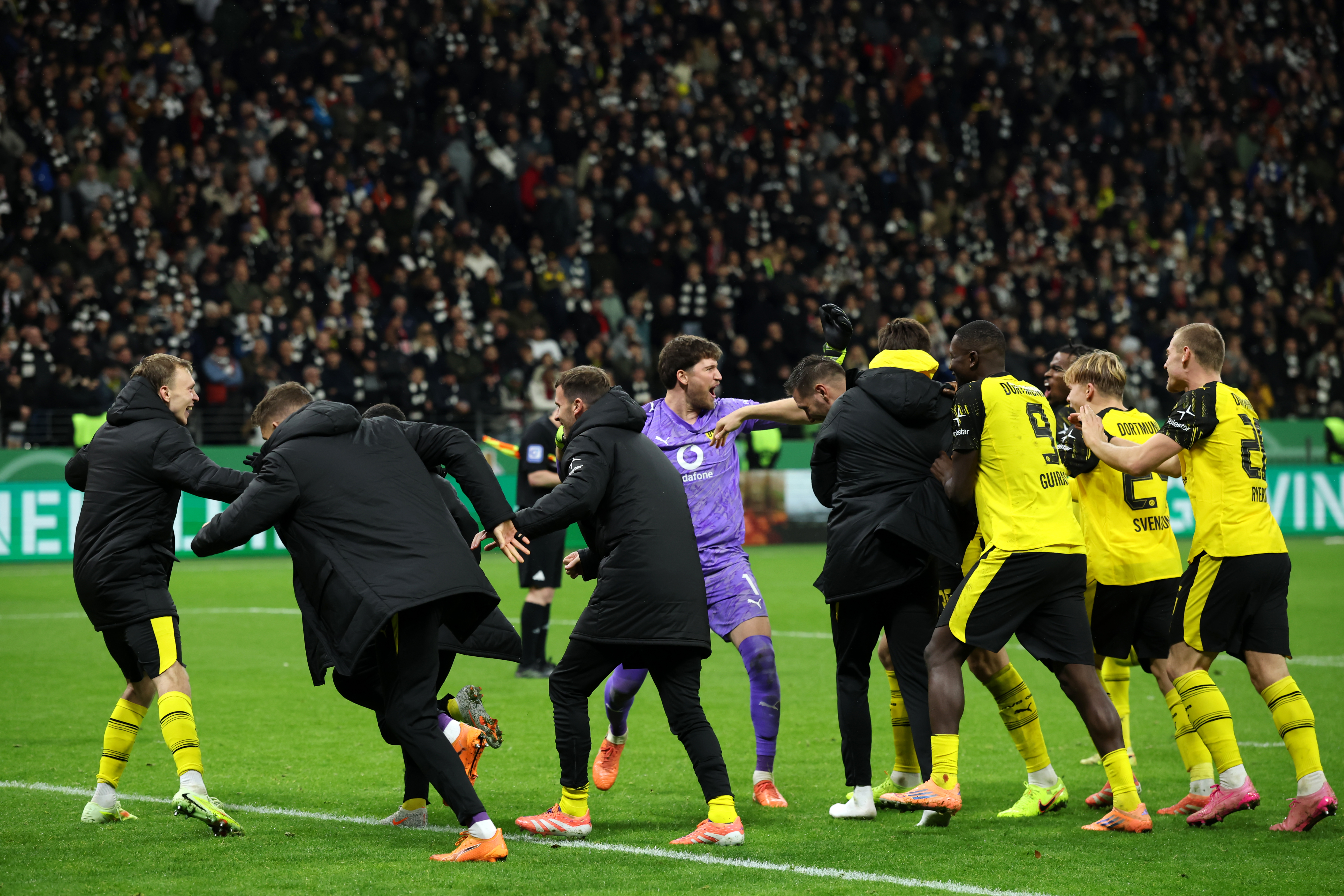 BVB zittert sich ins Pokal-Achtelfinale - Elfmeter-Krimi gegen Frankfurt