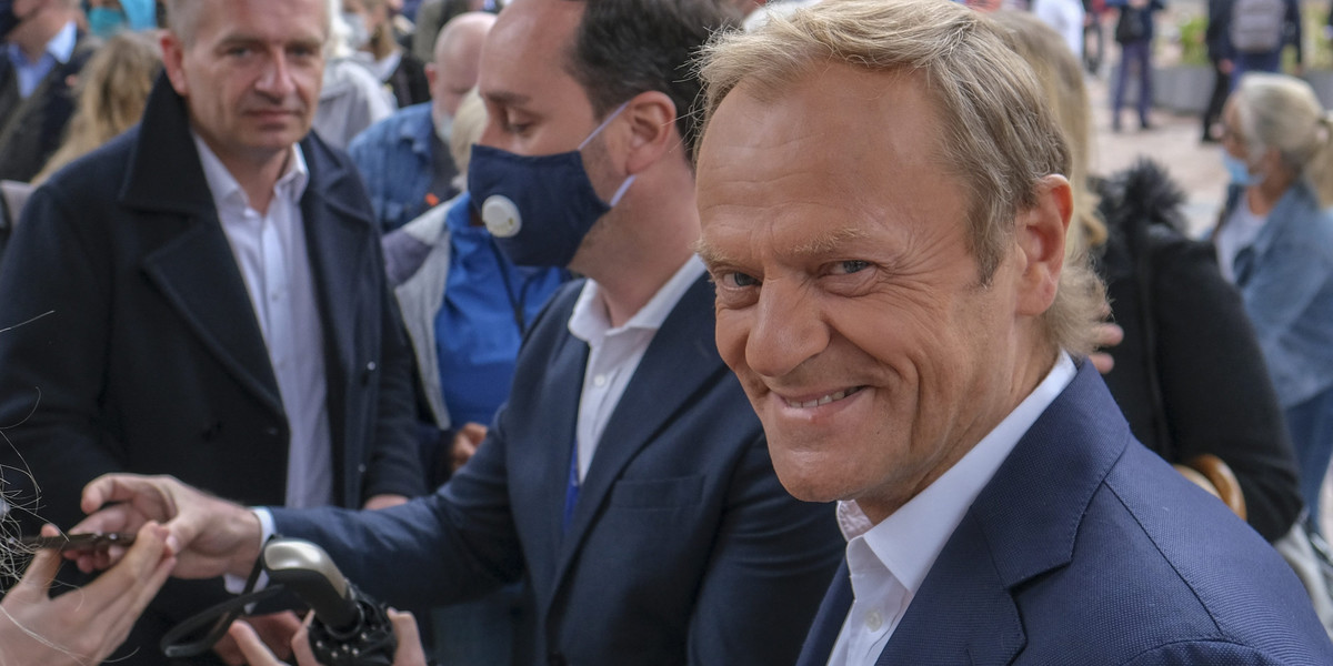 Donald Tusk zyskuje w sondażach.