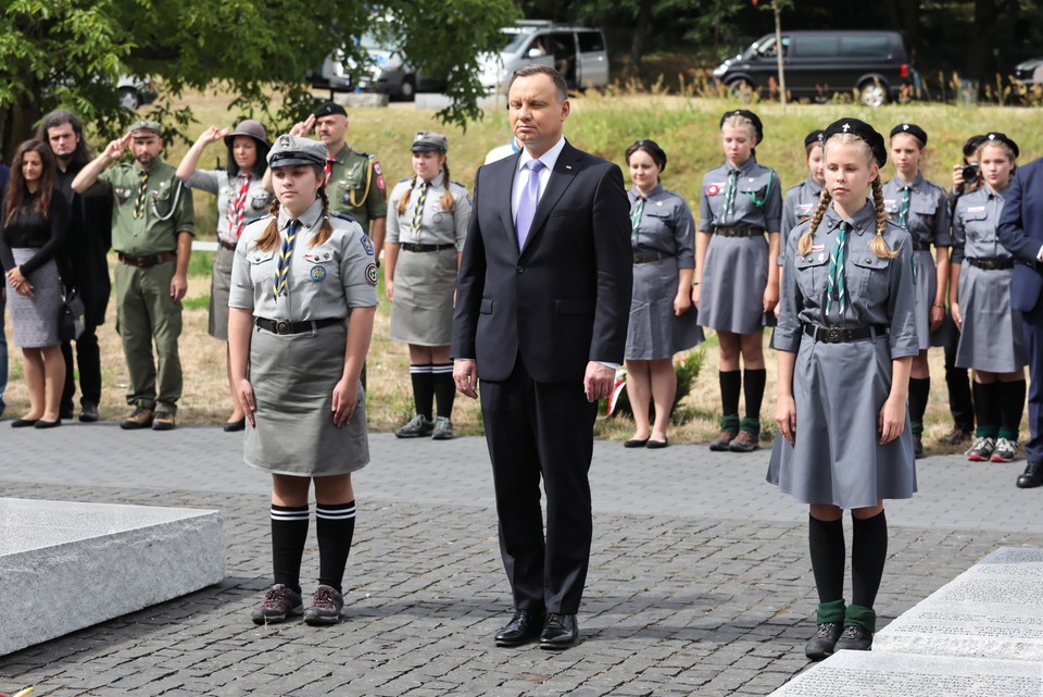 Prezydent Andrzej Duda przed pomnikiem Rzezi Wołyńskiej