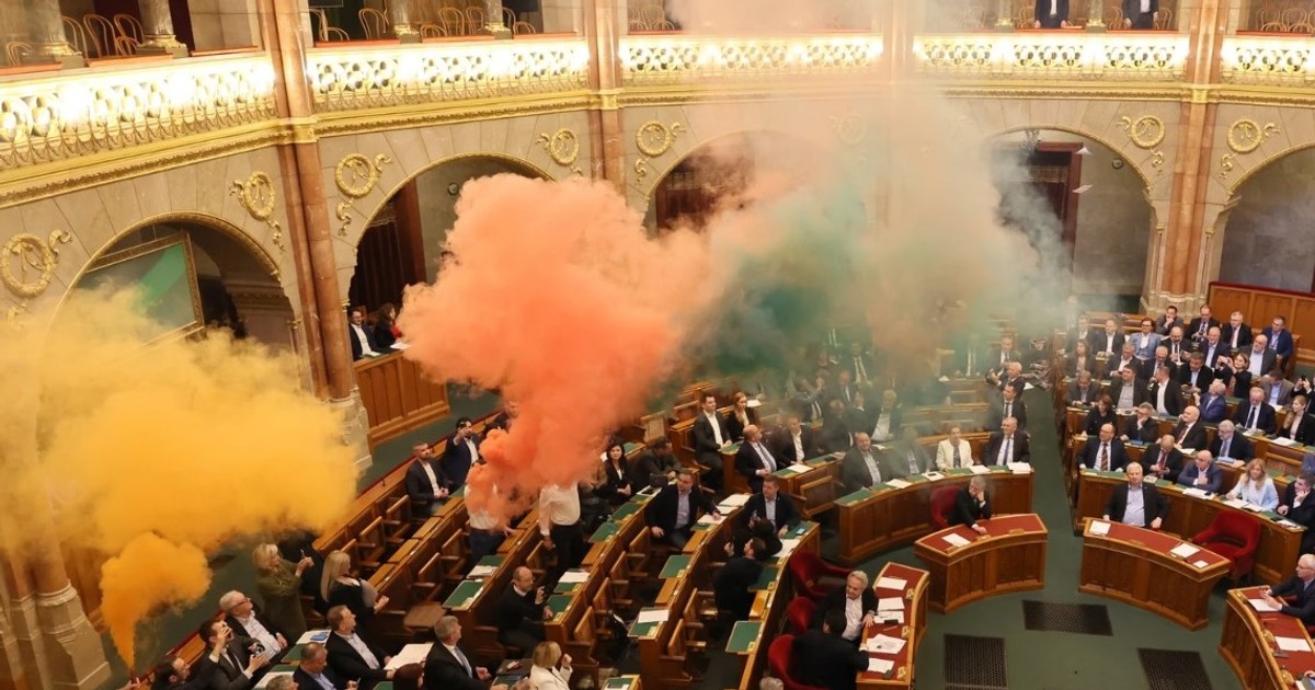 Kövér László feljelentette a füstgyertyázó képviselőket