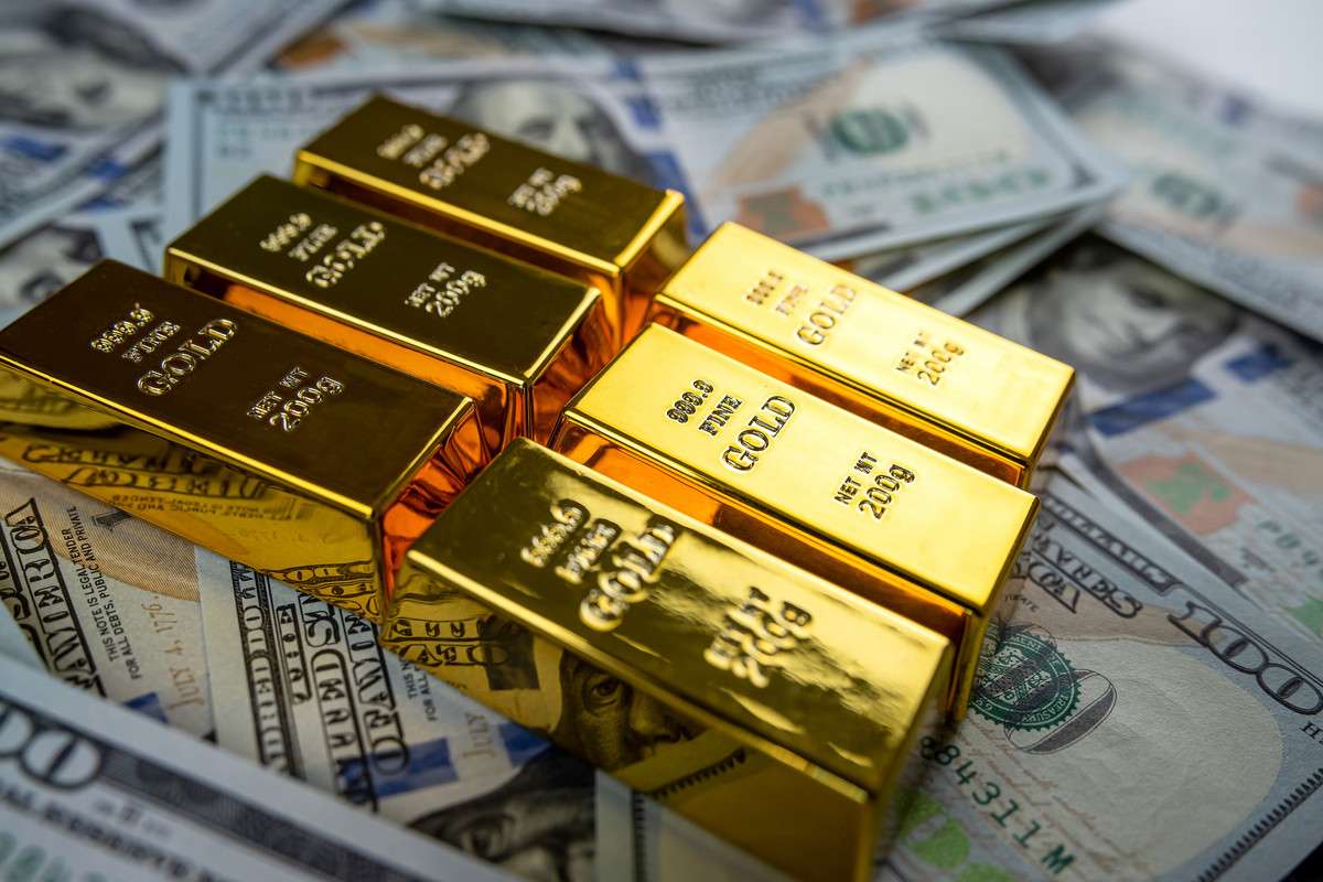 Silny dolar napędza gorączkę złota. Wielkie zakupy od Polski po Chiny