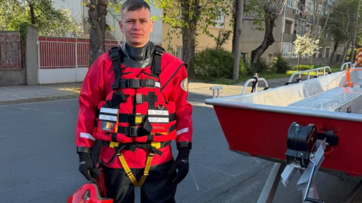 Un pompier aflat în concediu a salvat o femeie dintr-o casă cuprinsă de flăcări, în județul Timiș: „Dincolo de uniformă, rămâne aceeași chemare, de a salva vieți”
