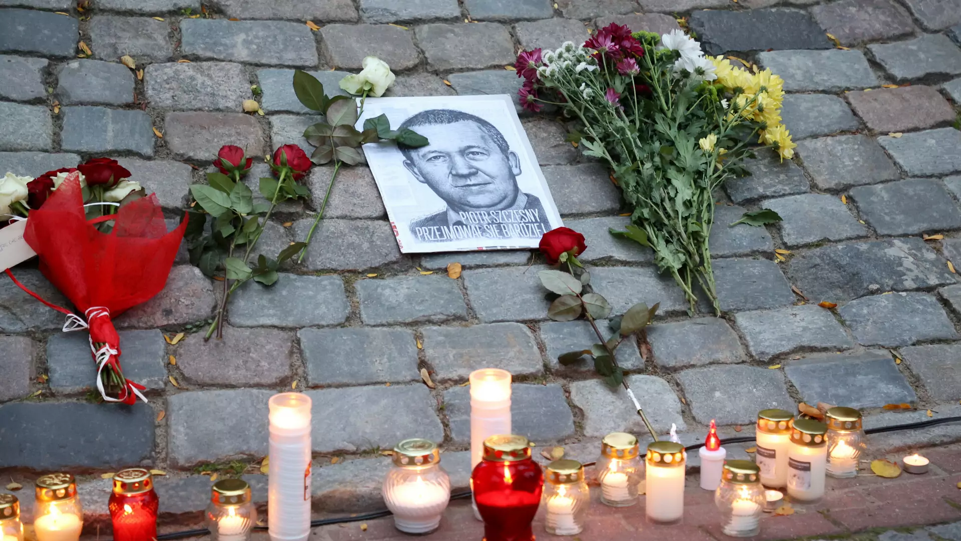 Tusk zacytował manifest Szarego Człowieka. Piotr Szczęsny dokonał aktu samopodpalenia