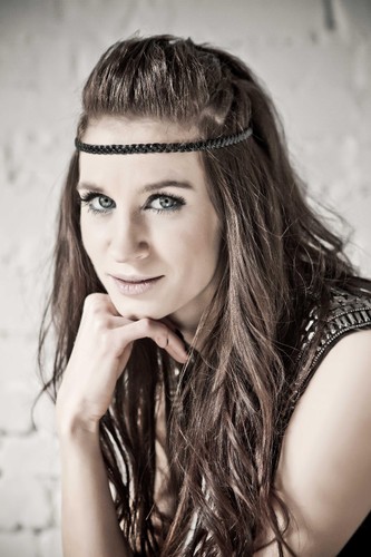 Sylwia Grzeszczak na zdjęciach z sesji do albumu 'Komponując siebie'