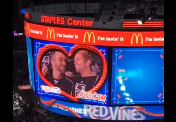 Pierwszy gejowski pocałunek w NHL? Niesamowicie pozytywna reakcja publiczności