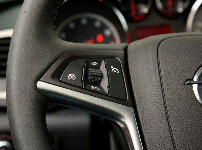 Do redakcji trafiła biała rakieta Opla z turbodoładowanym benzynowym silnikiem 1.4. Oto jak wygląda 140 KM z Gliwic w akcji...