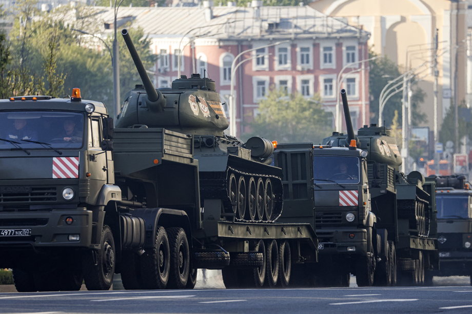 Czołgi T-34 z czasów sowieckich przewożone do centrum Moskwy przed paradą wojskową.  Rosja, 9 maja 2023 r.