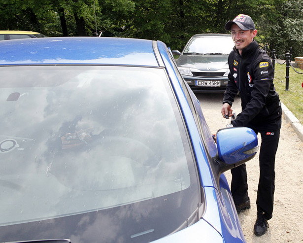 Adam Małysz w samochodzie Subaru. Fot. SEBASTIAN BOROWSKI/Newspix.pl